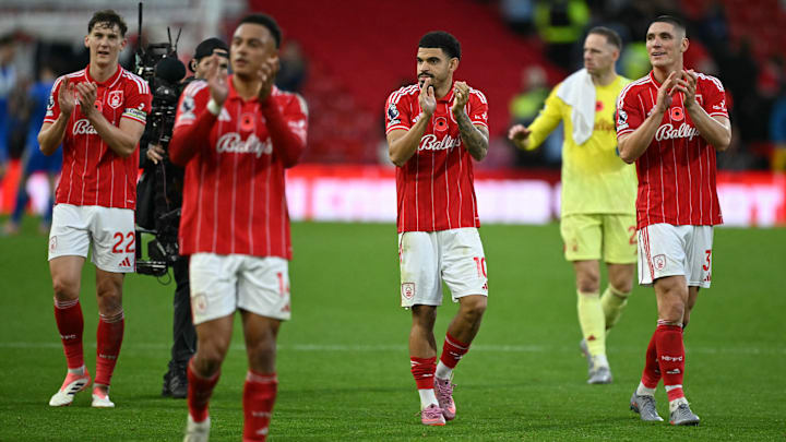 Los jugadores del Forest aplauden a su afición tras el partido de la Premier League ante el Leeds United Los jugadores del Forest aplauden a su afición tras el partido de la Premier League ante el Leeds United