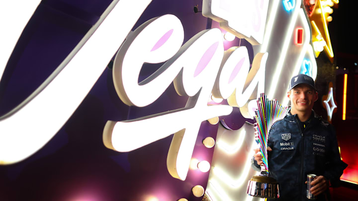 Max Verstappen celebra su victoria en el Gran Premio de Las Vegas y mantiene con vida su sueño de un quinto campeonato mundial consecutivo.