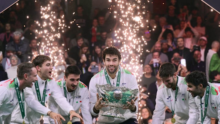 Matteo Berrettini celebra junto a sus compañeros el título de Italia en la Copa Davis 2025 tras vencer a España en la final en Bolonia. Matteo Berrettini celebra junto a sus compañeros el título de Italia en la Copa Davis 2025 tras vencer a España en la final en Bolonia.