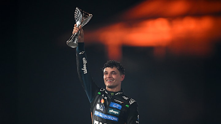 Lando Norris alza el trofeo del campeonato mundial de Fórmula 1 en Abu Dabi, coronando una temporada inolvidable con McLaren. Lando Norris alza el trofeo del campeonato mundial de Fórmula 1 en Abu Dabi, coronando una temporada inolvidable con McLaren.