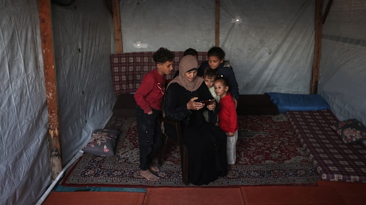 Huda Abu Jazar mantiene una videollamada con su hijo y entrenador de la selección palestina de fútbol, Ehab Abu Jazar, previo al partido del Grupo A de la fase de grupos de la Copa Árabe de la FIFA 2025