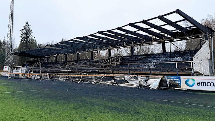 La tribuna histórica del Tehtaan kenttä quedó reducida a una estructura carbonizada tras el incendio provocado que arrasó el estadio del FC Haka.