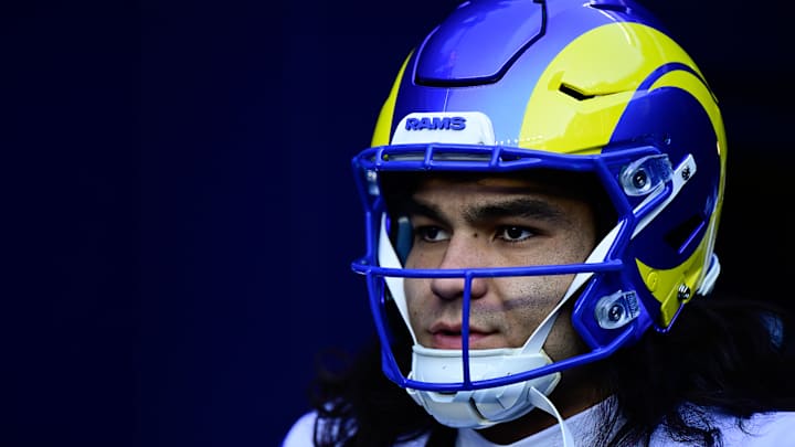 Puka Nacua, instantes antes del juego entre los Rams y los Patriots en Foxborough.