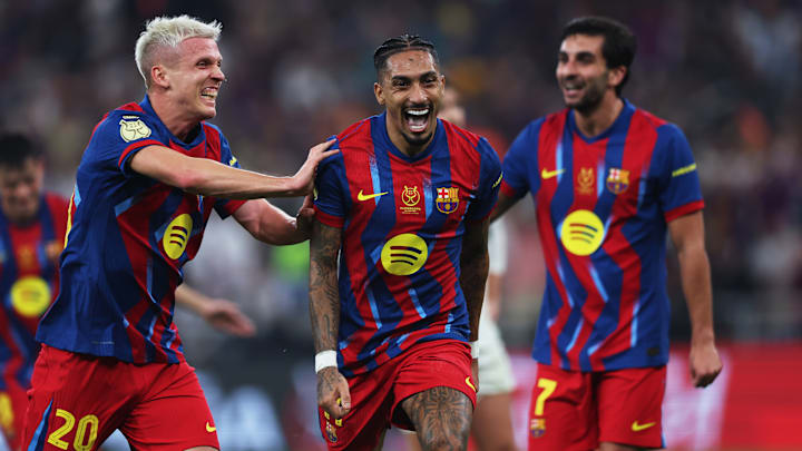 Raphinha, del FC Barcelona, celebra el tercer gol de su equipo junto a su compañero Dani Olmo durante la Final de la Supercopa de España