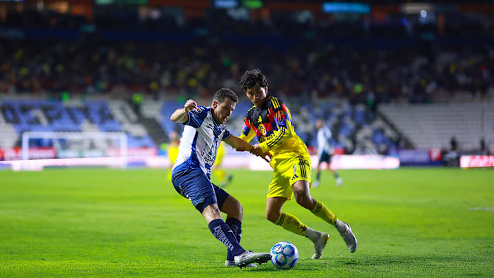 Oussama Idrissi, de Pachuca, disputa el balón con Kevin Álvarez, del América, durante el duelo de la Jornada 3 del Clausura 2026 de la Liga MX en el Estadio Hidalgo