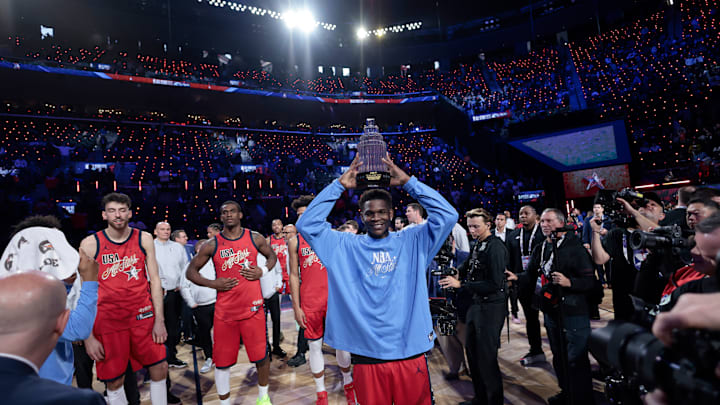 Anthony Edwards, de los Minnesota Timberwolves, posa con el trofeo de Jugador Más Valioso tras el NBA All-Star Game 2026 en el Intuit Dome