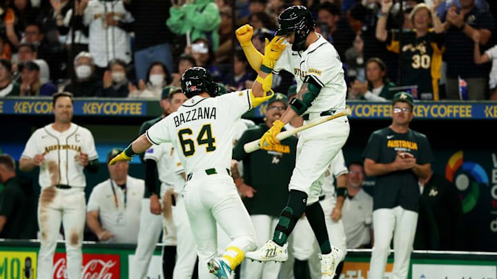 Travis Bazzana celebra su jonrón en la séptima entrada ante China Taipei en el Tokyo Dome.