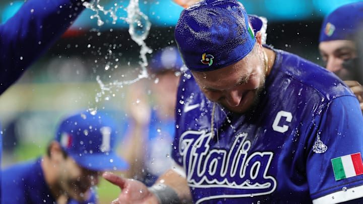 Vinnie Pasquantino es empapado por sus compañeros tras la victoria de Italia sobre Mexico en el Clásico Mundial de Beisbol Vinnie Pasquantino es empapado por sus compañeros tras la victoria de Italia sobre Mexico en el Clásico Mundial de Beisbol