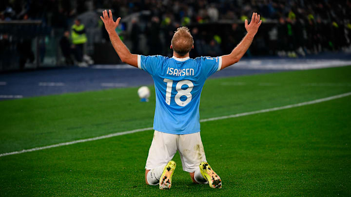 El danés Gustav Isaksen celebra el gol con el que la Lazio derrotó 1-0 al AC Milan en el Stadio Olimpico