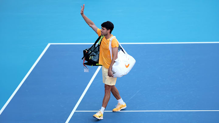 Carlos Alcaraz se retira de la pista tras su derrota ante Sebastian Korda en la tercera ronda del Miami Open 2026.