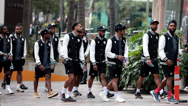 Jugadores de la selección nacional de Nueva Caledonia caminan hacia su hotel antes de su partido de repechaje mundialista contra Jamaica en Guadalajara, Jalisco, México