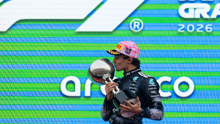 Andrea Kimi Antonelli besa el trofeo tras conquistar el Gran Premio de Japón 2026 en Suzuka, una victoria que lo impulsó al liderato del Mundial de Fórmula 1.