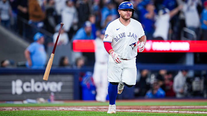 Alejandro Kirk inició lento la temporada y una fractura en el pulgar lo mantendrá en la lista de lesionados temporalmente.