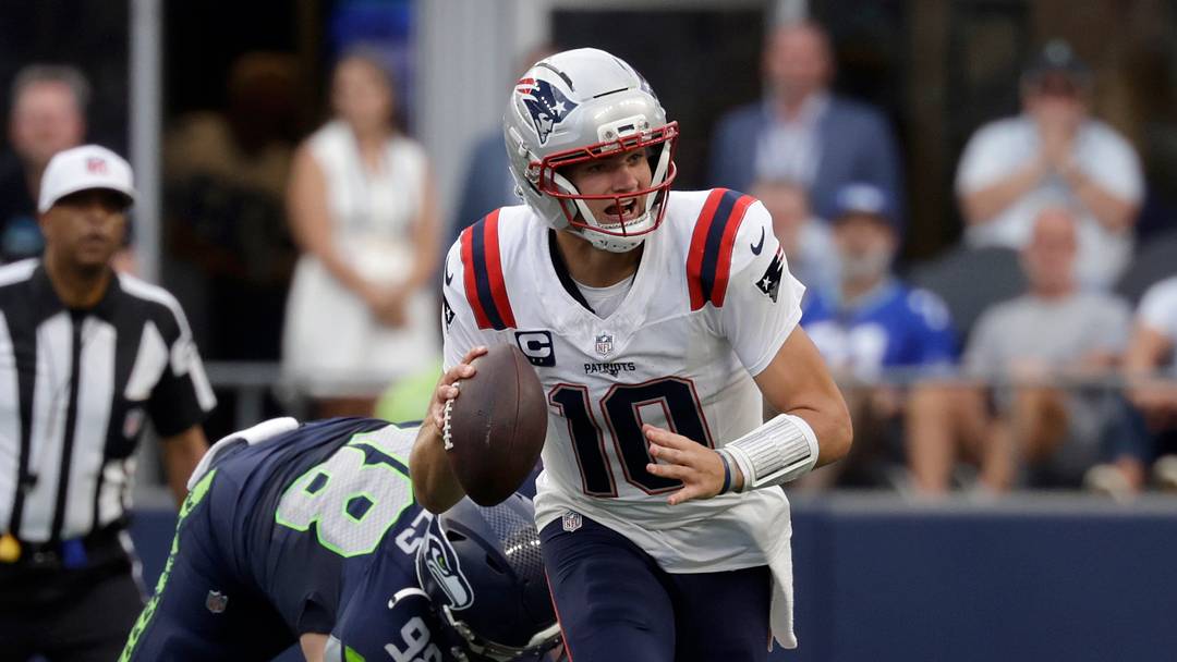 Sep 9, 2026; Seattle, Washington, USA; New England Patriots quarterback Drake Maye (10) scrambles during the second quarter against the Seattle Seahawks at Lumen Field. Mandatory Credit: Joe Nicholson-Imagn Images Sep 9, 2026; Seattle, Washington, USA; New England Patriots quarterback Drake Maye (10) scrambles during the second quarter against the Seattle Seahawks at Lumen Field. Mandatory Credit: Joe Nicholson-Imagn Images