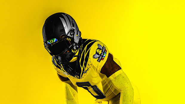 Oregon Ducks Release Cancer 'Heroes' Uniforms Designed By Dan Lanning's Family