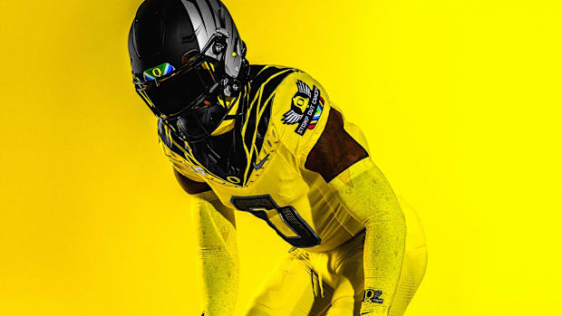 Oregon Football "Stomp Out Cancer" 2024 Uniform. Credit: @GoDucks on "X"