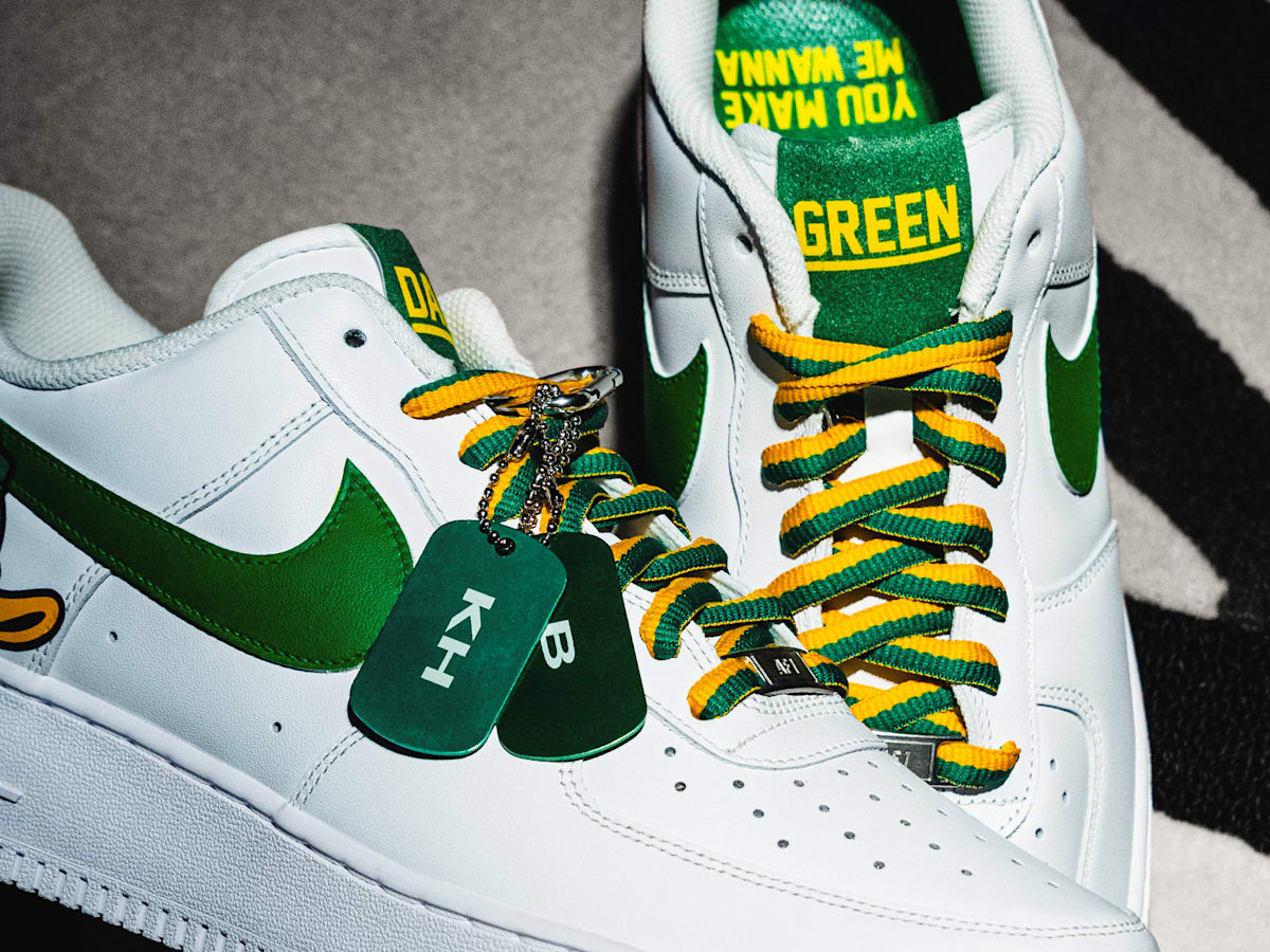 Oregon Ducks Gift Wild Nike Sneakers to College GameDay Crew