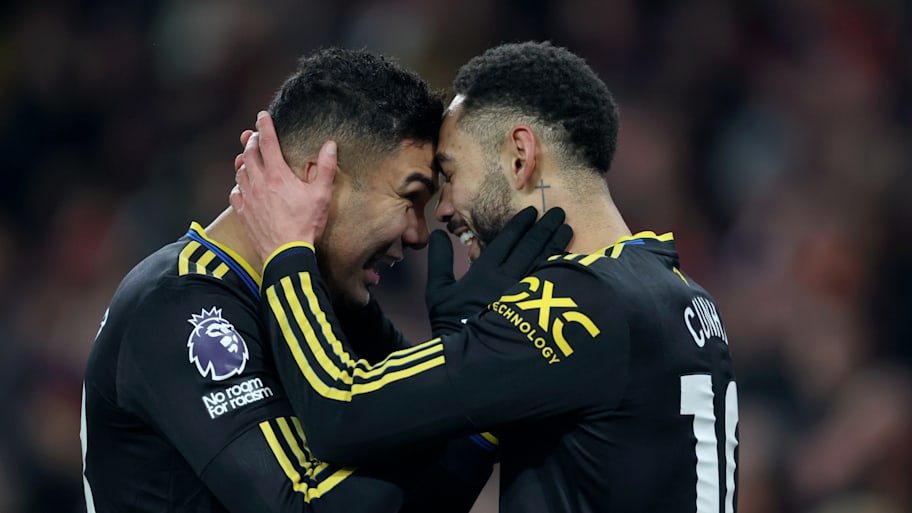 Casemiro and Matheus Cunha celebrate.