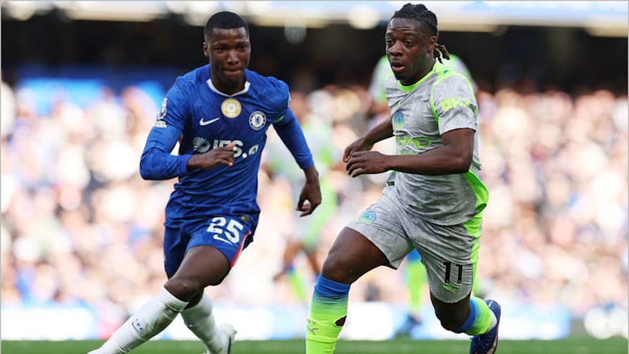 Moisés Caicedo and Jérémy Doku contest for the ball. 