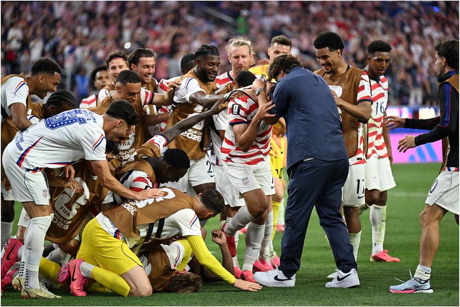Mauricio Pochettino celebrating with the USMNT players. 