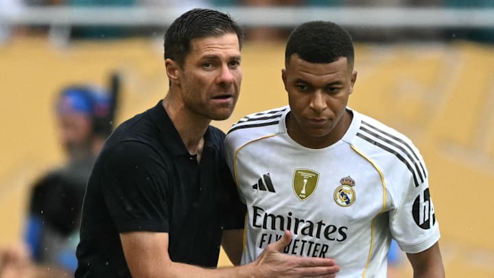 Xabi Alonso mit Kylian Mbappé bei der Klub-WM Xabi Alonso mit Kylian Mbappé bei der Klub-WM