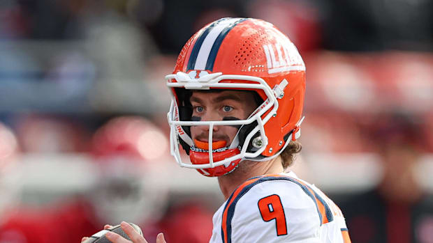 Illinois Fighting Illini quarterback Luke Altmyer (9) drops back to pass during the first half