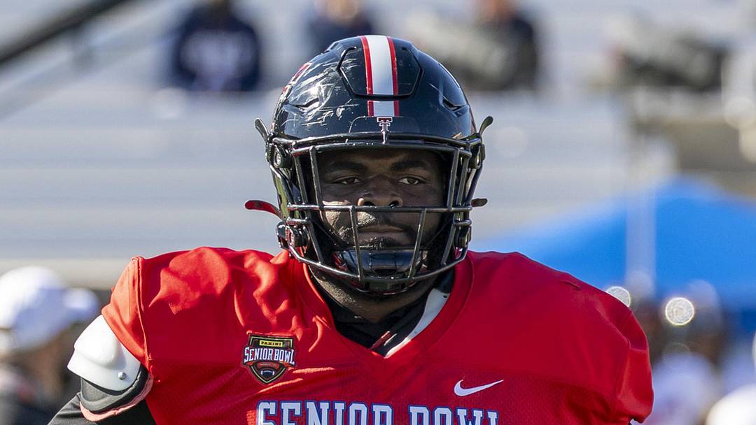 National Team defensive tackle Lee Hunter
