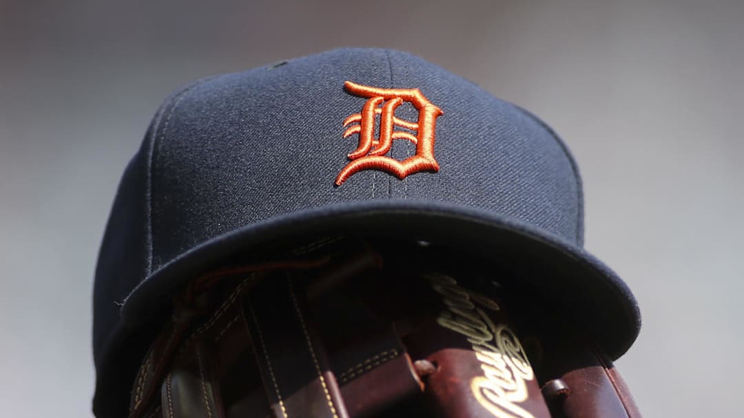 Detroit Tigers hat and glove