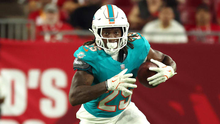 Aug 23, 2024; Tampa, Florida, USA;  Miami Dolphins running back Jaylen Wright (25) runs with the ball against the Tampa Bay Buccaneers during the second half at Raymond James Stadium. Mandatory Credit: Kim Klement Neitzel-Imagn Images