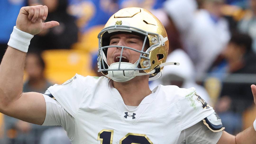 Notre Dame Fighting Irish quarterback CJ Carr 