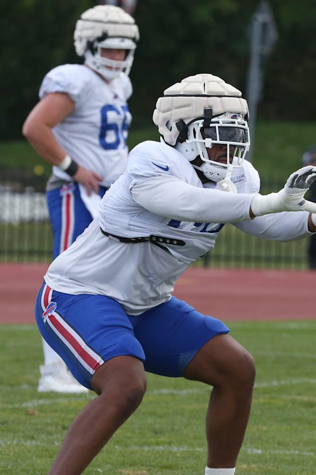 Bills offensive lineman Bobby Hart shoots up into his blocking stance during drills