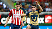 Luis Olivas de Chivas y el argentino Gustavo del Prete de Pumas durante el Apertura 2022.