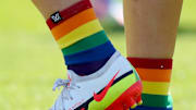 Bandera del orgullo en las canchas