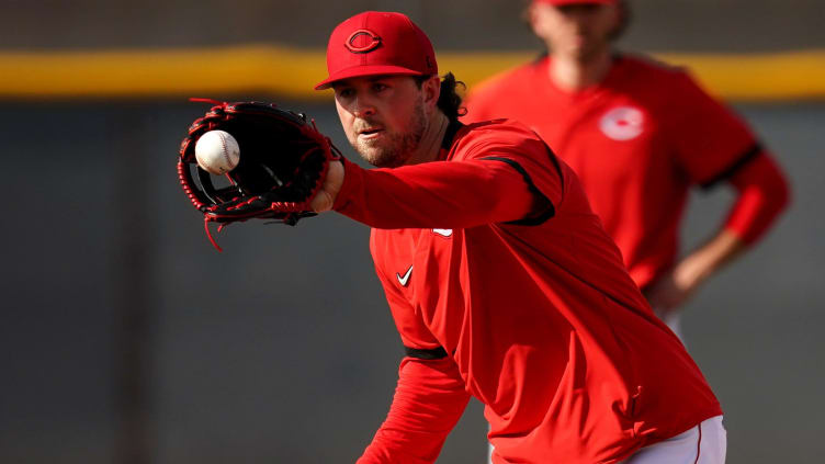 Cincinnati Reds infielder Kyle Farmer (17) catches a throw during rundown drills.