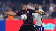 Héctor Herrera protege un balón ante la marca de un rival estadounidense.