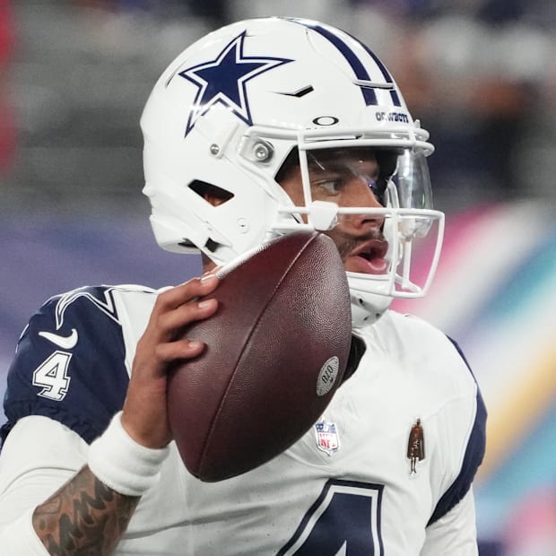 Dallas Cowboys QB Dak Prescott pre game before the game against the Dallas Cowboys.