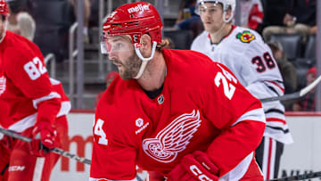 Chicago Blackhawks v Detroit Red Wings