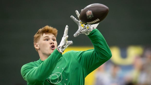 Oregon tight end Terrance Ferguson catches a pass from former Oregon quarterback Bo Nix during Oregon Pro Day