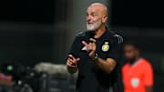 Stefano Pioli dirigiendo su primer partido como técnico del Al Nassr 