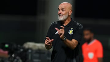 Stefano Pioli dirigiendo su primer partido como técnico del Al Nassr 