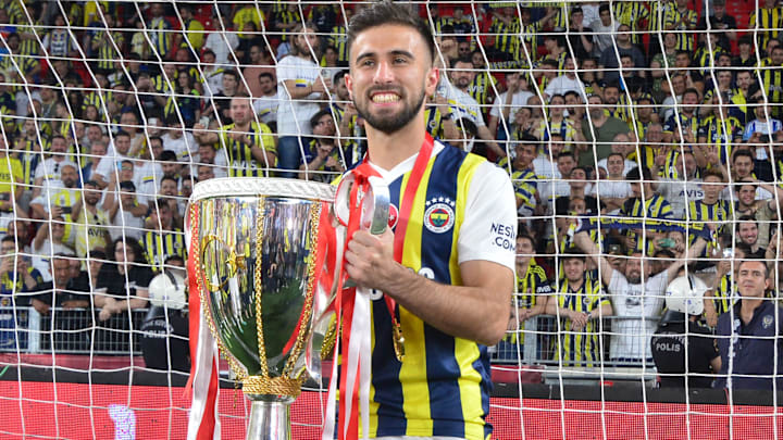 Diego Rossi kupayla poz veriyor.