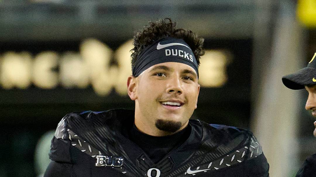 Oct 17, 2026; Eugene, Oregon, USA; Oregon Ducks quarterback Dylan Raiola (8) runs off the field with Oregon conditioning coach Wilson Love after a game against the Nebraska Cornhuskers at Autzen Stadium. Oct 17, 2026; Eugene, Oregon, USA; Oregon Ducks quarterback Dylan Raiola (8) runs off the field with Oregon conditioning coach Wilson Love after a game against the Nebraska Cornhuskers at Autzen Stadium.