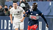 El escocés Lewis Morgan (Inter Miami) y el ghanés Ema Boateng (New England) durante la temporada 2021 de la MLS.