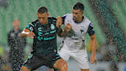 El uruguayo Franco Fagúndez de Santos Laguna y el argentino Jorge Rodríguez de Rayados en el Apertura 2024