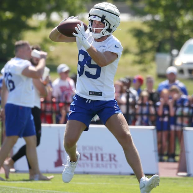 Stephen Gosnell pulls in a pass