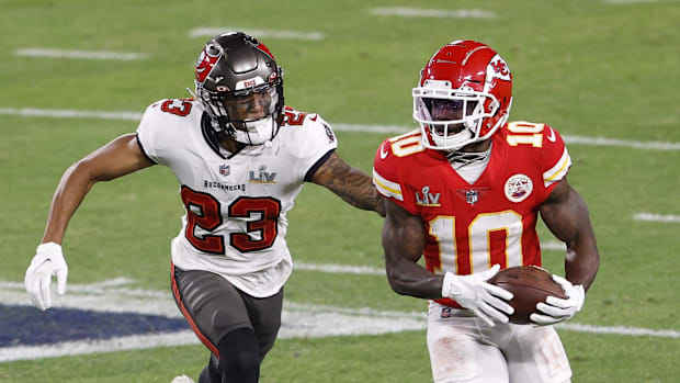 Kansas City Chiefs wide receiver Tyreek Hill (10) runs the ball against Tampa Bay Buccaneers cornerback Sean Murphy-Bunting. 