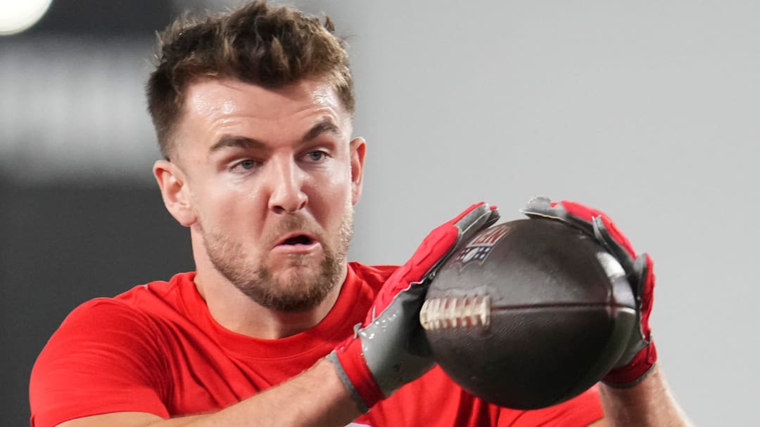 Ohio State Buckeyes tight end Max Klare catches a ball at pro day in March.