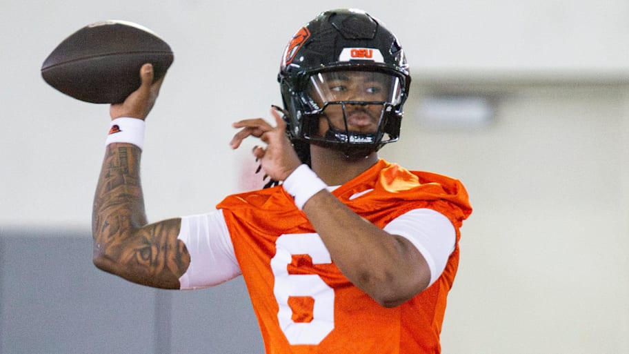 Oregon State's Maalik Murphy (6) throws the ball during the first day of spring practice.