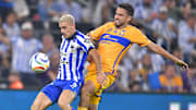 El argentino Germán Berterame de Rayados y Diego Reyes de Tigres durante los cuartos de final del Clausura 2024