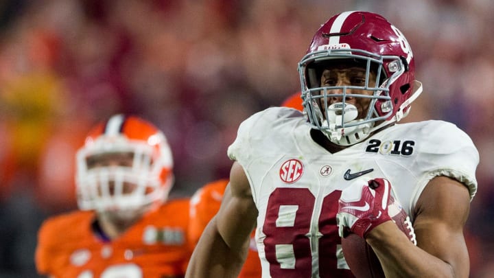 Alabama tight end O.J. Howard (88) carries on a long gain against Clemson in the College Football Playoff Championship Game on Monday January 11, 2016 at University of Phoenix Stadium in Glendale, Az.